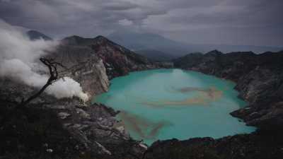 O Espetáculo Sinistro do Maior Caldeirão Ácido da Terra: Uma Análise do Lago da Cratera Kawah Ijen